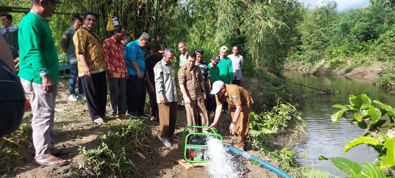 Kenduri Belang di Desa Salur Latun PJ. Bupati Ahmadlyah Serahkan Bantuan Pertanian