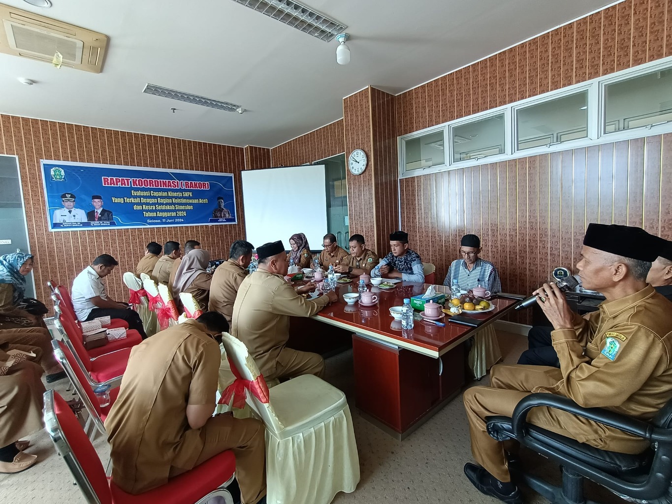 Pj. Sekda Simeulue Buka Rapat Koordinasi (RAKOR) Evaluasi Capaian Kinerja Satuan Kerja Perangkat Daerah (SKPK) Terkait Bagian Keistimewaan Aceh dan Kesra Setdakab Simeulue