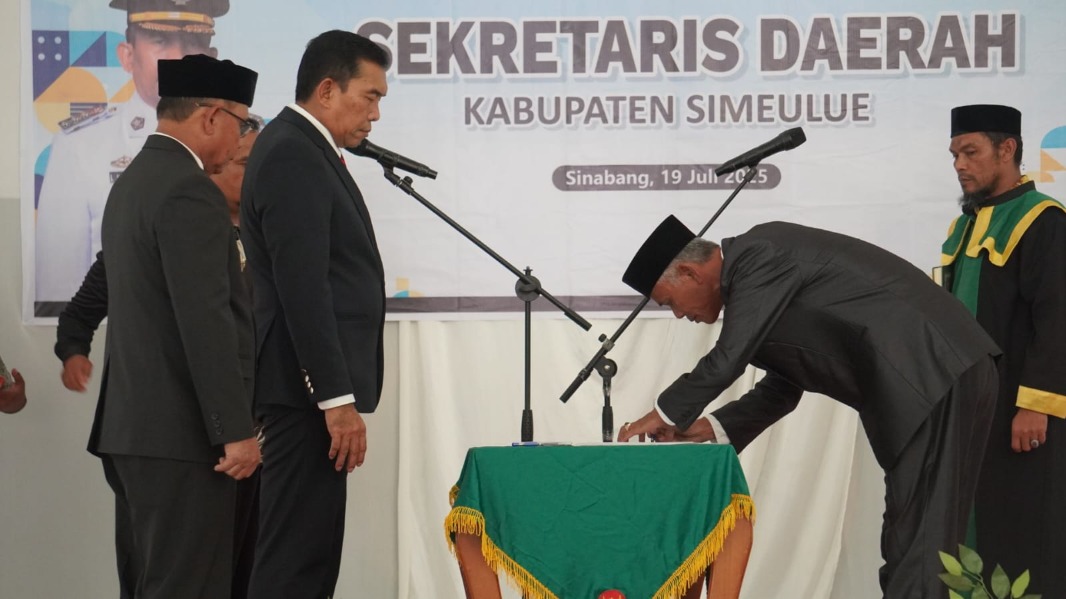 Bupati Simeulue Lantik Asludin sebagai Sekda Definitif