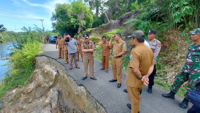 PJ. Bupati Simeulue Tinjau Jalan Longsor di Desa Salur Latun