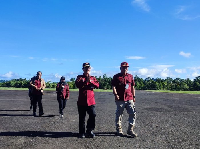 PJ. Sekda Simeulue Sambut Kedatangan Kakanwil Kemenkumham Aceh di Bandara Lasikin