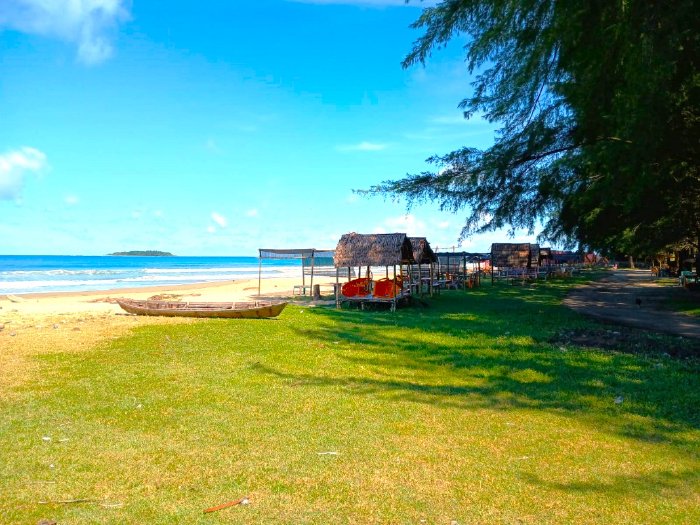 Pantai Alaik Sektare cocok tempat bersantai seraya menikmati kuliner tradisional Simeulue