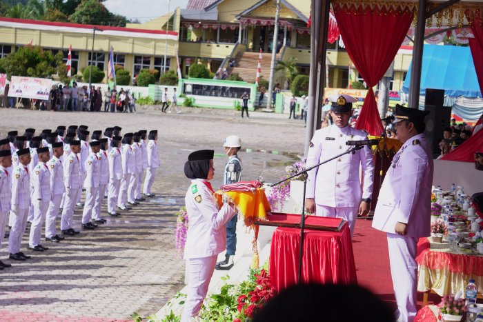 PJ Bupati Simeulue Teuku Reza Fahlevi Pimpin Upacara HUT RI ke-79