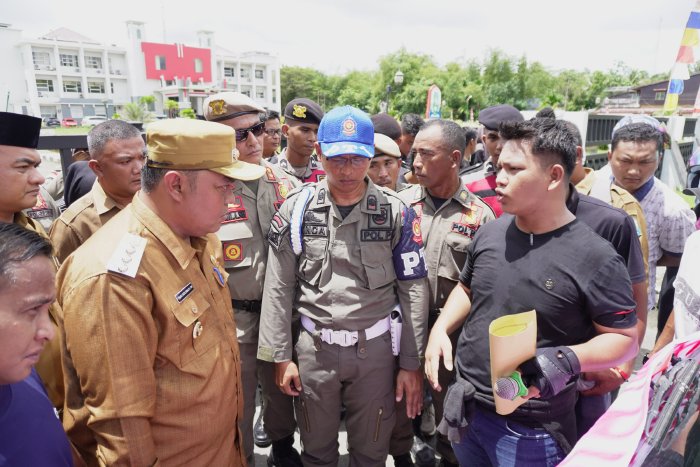 Orasi Mahasiswa di tanggapi PJ bupati Simeulue dengan diskusi