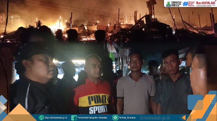 Gerak Cepat : Pj Bupati Simeulue melakukan peninjauan mendalam ke lokasi Musibah kebakaran di kota Sinabang