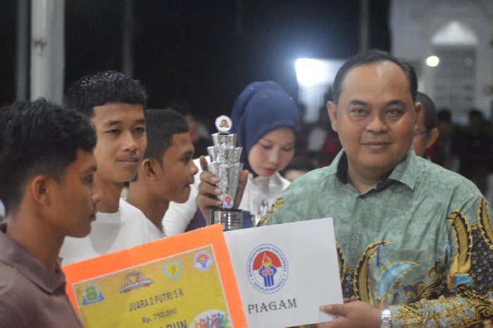 Gebyar Meriah Puncak Hari Sumpah Pemuda ke-96 di Simeulue, PJ Bupati Berikan Penghargaan kepada Para Atlet Berprestasi