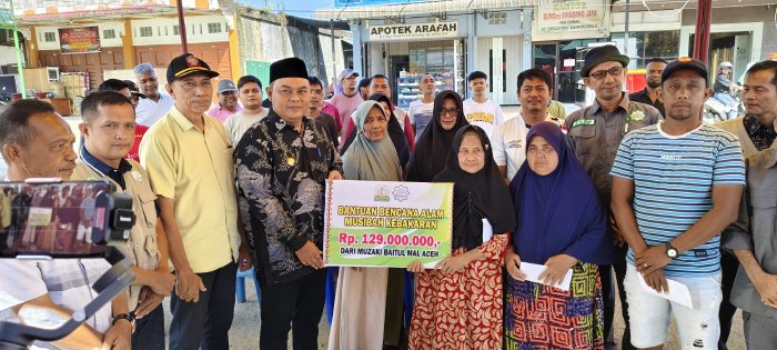 Bantuan Tunai Baitul Mal Provinsi Aceh untuk Korban Kebakaran di Simeulue Diserahkan Langsung oleh Pj. Bupati
