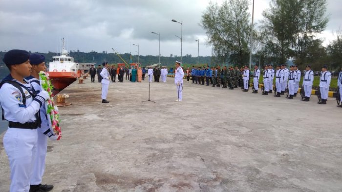 Peringati Hari Pahlawan, Pj. Bupati Simeulue dan Forkopimda Hadiri Upacara Tabur Bunga di Pelabuhan Kargo
