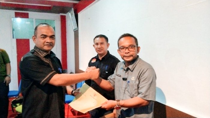 Mewakili Penjabat Bupati Simeulue, Dodi Bas Serahkan SK Plt. Kadis Pendidikan Kepada Zaitun