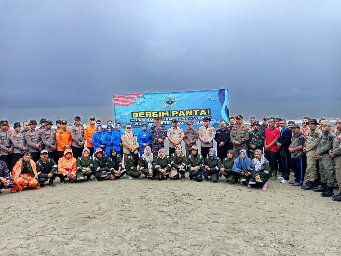 Aksi Bersih-bersih Pantai Lasikin, Sinergi TNI AL dan Pemkab Simeulue