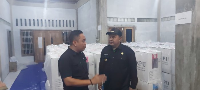 Pastikan Kesiapan Pilkada di Simeulue, Teuku Reza Fahlevi Tinjau Gudang Logistik KIP