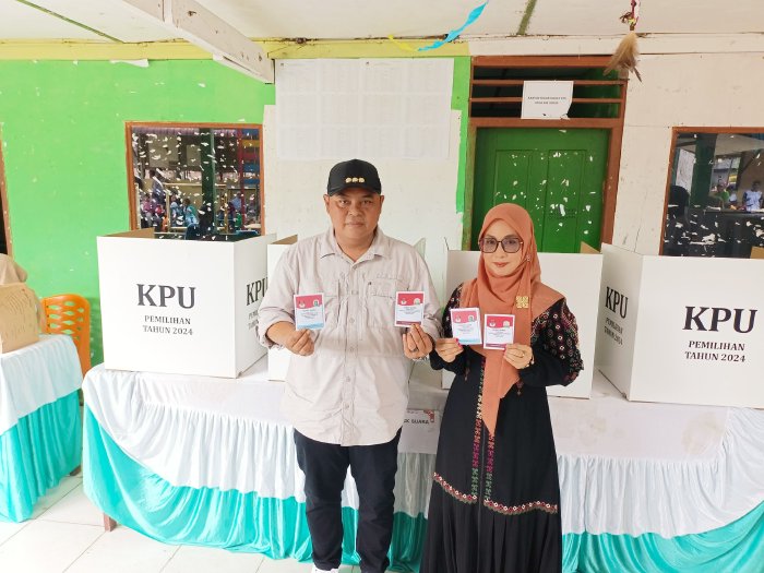 Pj Bupati Simeulue Bersama Istri Nyoblos di TPS 001 Desa Air Dingin