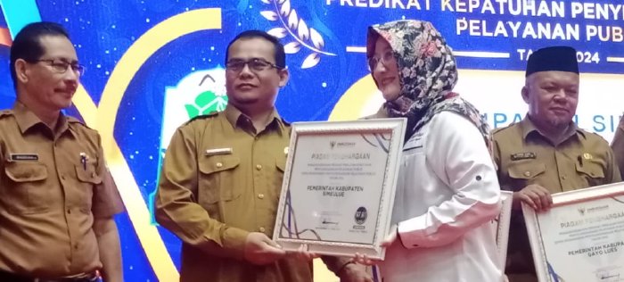 Pemkab Simeulue Terima Penghargaan Predikat Tinggi Kepatuhan Penyelenggaraan Pelayanan Publik 2024 dari Ombudsman RI Perwakilan Aceh