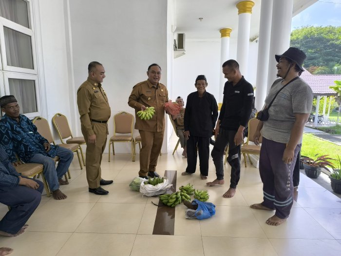 Suguhkan Hasil Perkebunan, Warga Transmigrasi Sigulai Kunjungi Pj Bupati Teuku Reza