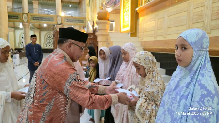Peringati Nuzulul Qur’an, Wakil Bupati Simeulue Serahkan Santunan untuk 93 Anak Yatim